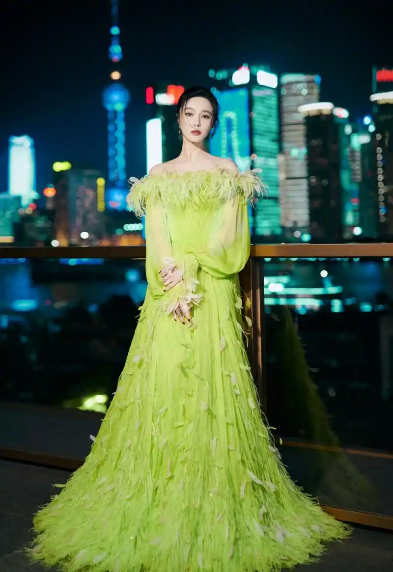 颜值天花板的范冰冰,嫩绿礼服很迷人,不愧是行走的衣服架子