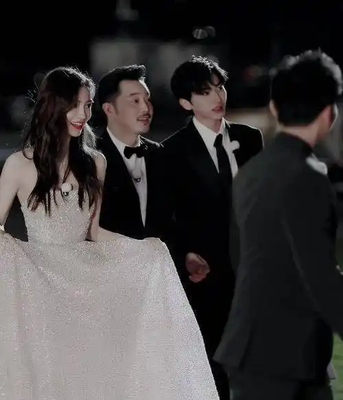 蔡徐坤为angelababy提裙摆,画面太唯美了!_麒麟_嘉宾_穿着