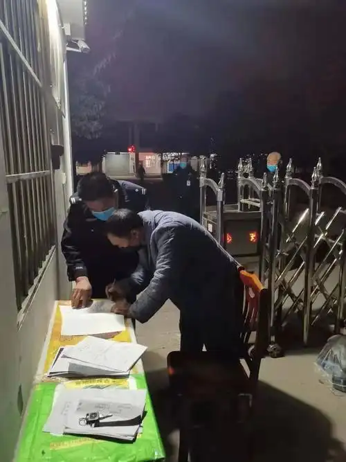 昨天晚上8点新乡2人欠钱不还被送进拘留所