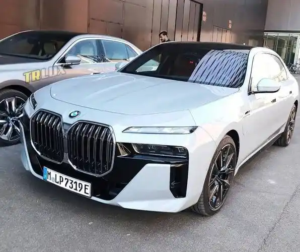 白色的外观感觉还可以气场到位全新宝马7系海外街拍