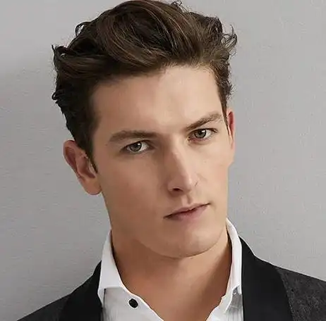 穿西装的男士搭配一头侧梳发型,头发略微留长一些显得更不一样哟,不仅