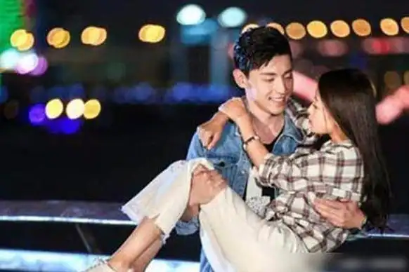 看邓伦抱起两人的画面,粉丝也懵了|杨紫|迪丽热巴_网易订阅