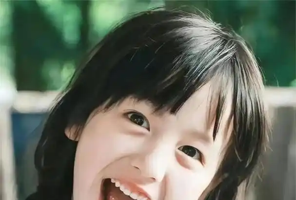 "王一博夸美,王思聪追随"的小女孩裴佳欣已经长大了,近日她在官方微博