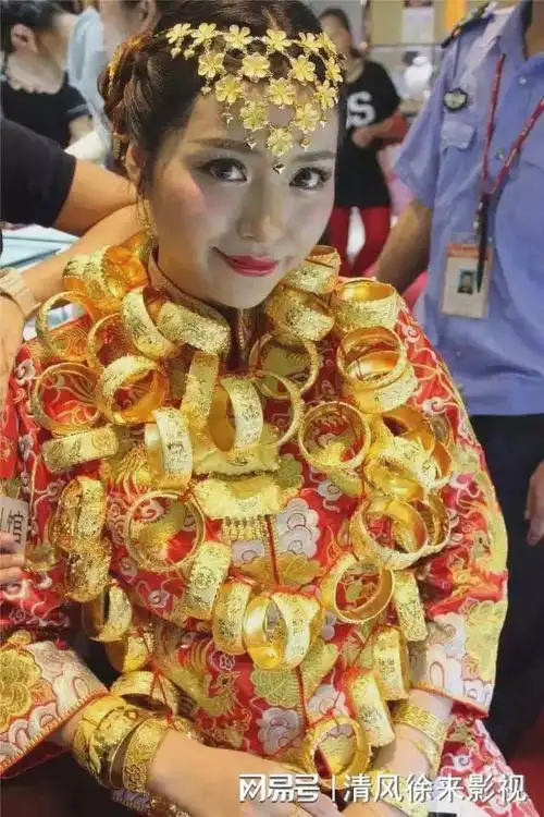 黄金新娘子"被网友戏称为重达几十斤重的黄金配饰新娘全身穿戴了中山