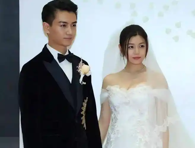 原创陈妍希带娃现身机场穿白色套装似丧服7岁儿子五官似妈超精致