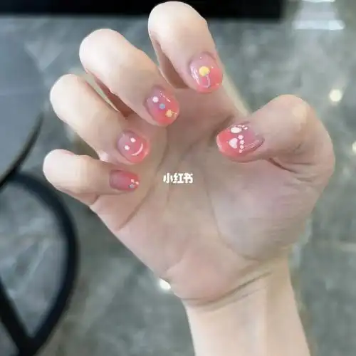 又短又圆又小的指甲盖儿