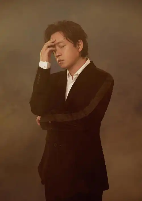 46岁潘粤明大片曝光瘦身成功颜值气质双在线秒赢小鲜肉