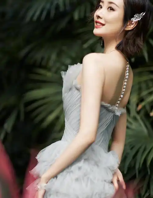 李纯惊艳亮相电影节开幕式两套精致礼服搭配清新短发美丽动人