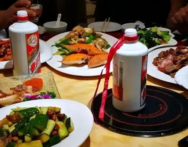 陕西小哥聚餐偷拿父亲的2瓶茅台邻桌大哥这酒之前真没喝过