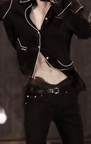 时不时露出自己的八块腹肌,然后走向坐在一旁蔡徐坤,勾住他的下巴,在