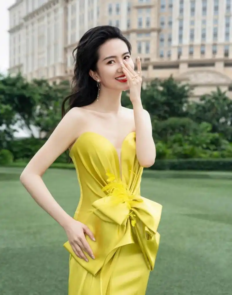 许龄月这身造型好惊艳,时尚精致,妩媚性感,尽显完美好身材!