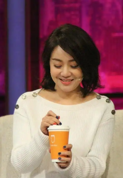 瘦身成功后闫妮衣品开挂!酒红西装配白t恤,减龄时尚看不出48岁