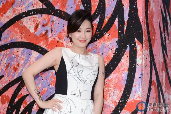 直击/六月身材纤细如少女 抓9条蛇梦自嘲欲求不满