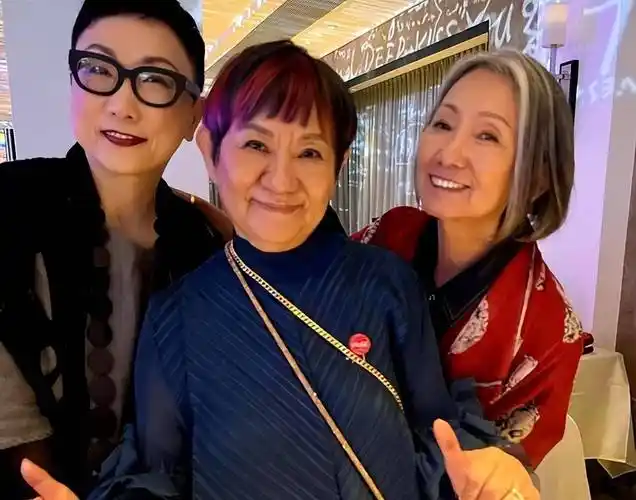 林子祥与两任妻子同场,与前妻搭肩合照很友好,叶蒨文避讳不同框