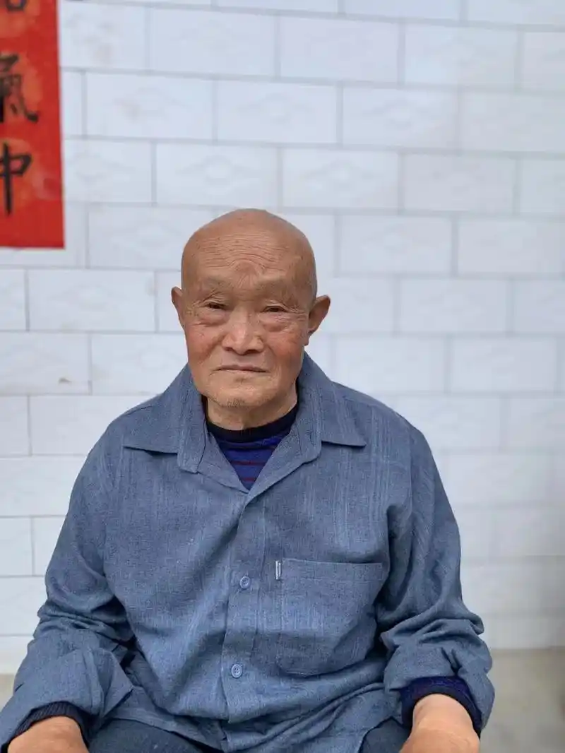 慈祥的老父亲,他老人家用勤劳的双手,把我们四个儿女养育长大, - 抖音