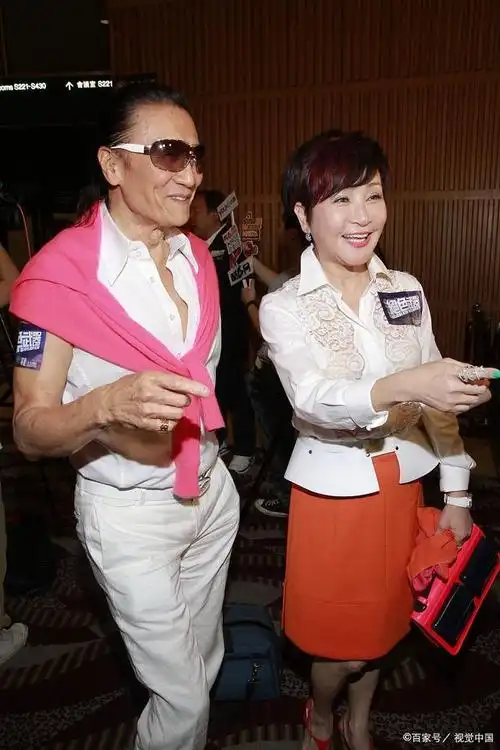 狄波拉71岁依然少女心爆棚,与胡须k恩爱如初