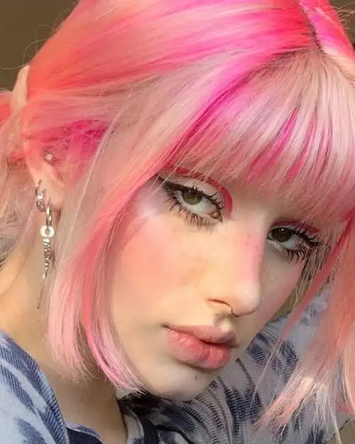 ins风千禧挑染棉花糖粉头发底色是白金色,挑染的粉色甜美有个性的ins