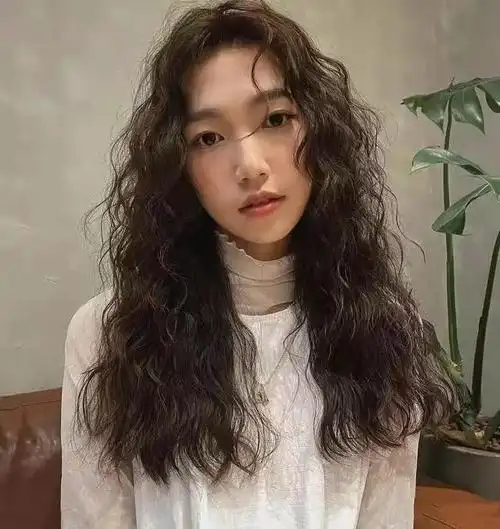 35岁左右的女性想烫发有什么洋气好看又不显老的发型推荐吗