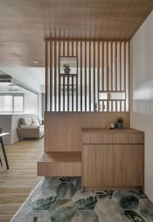 1,贴墙打柜子最简单普遍的布局,就是直接在入户玄关侧边直接贴墙做一