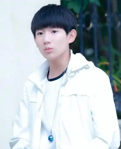 刚出道时的王源眉清目秀,笑容腼腆,满满的青春气息显露!