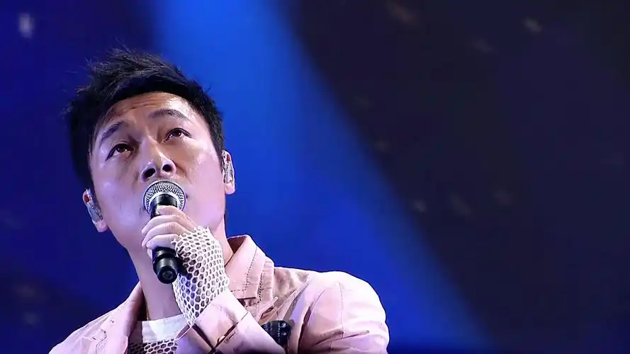 许志安深情演唱《爱你》,重低音的演绎格外动人心弦!