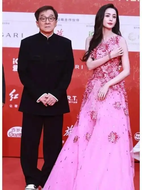 50位女星和成龙的合影曝光每一张经典又珍贵男帅女美都太惹眼