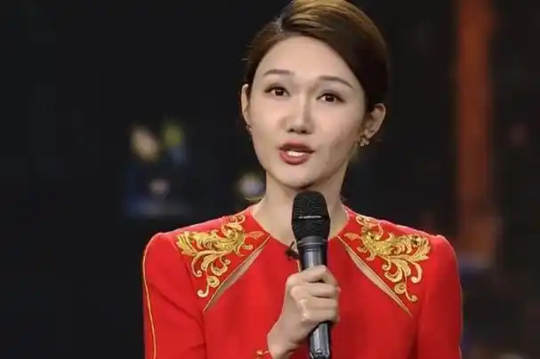五位央视龙年春晚主持人,个个实力不凡,皆受观众喜爱,最小30岁
