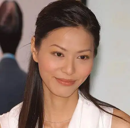 44岁滕丽名在日摔断5根肋骨!起身都疼不能大笑,为拍戏吃止痛药