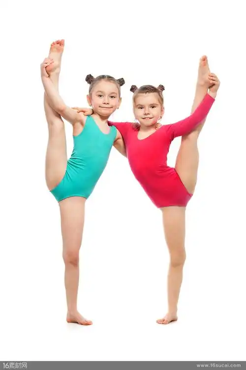 首页 高清图片 高清人物图片 关键词:两个正在练习舞蹈的小女孩站立