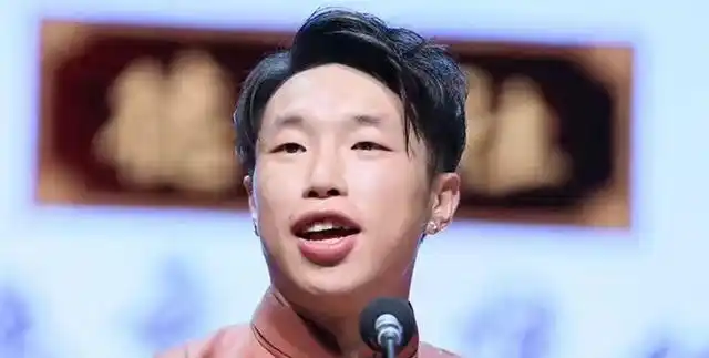 德云社的烧饼参加了个综艺节目后被人说经不起批评