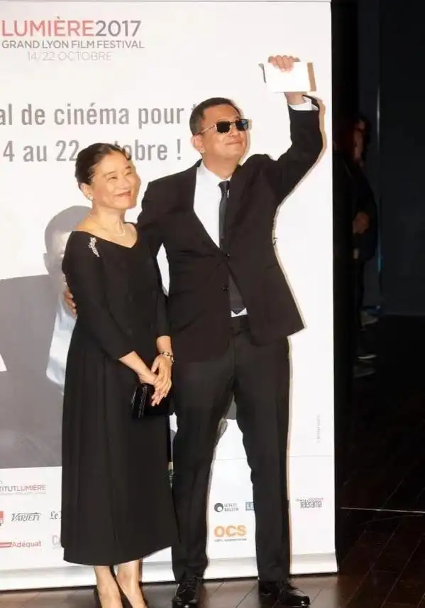 王家卫老婆的气质太好了!微胖身材穿着长裙不显曲线,仪态太加分