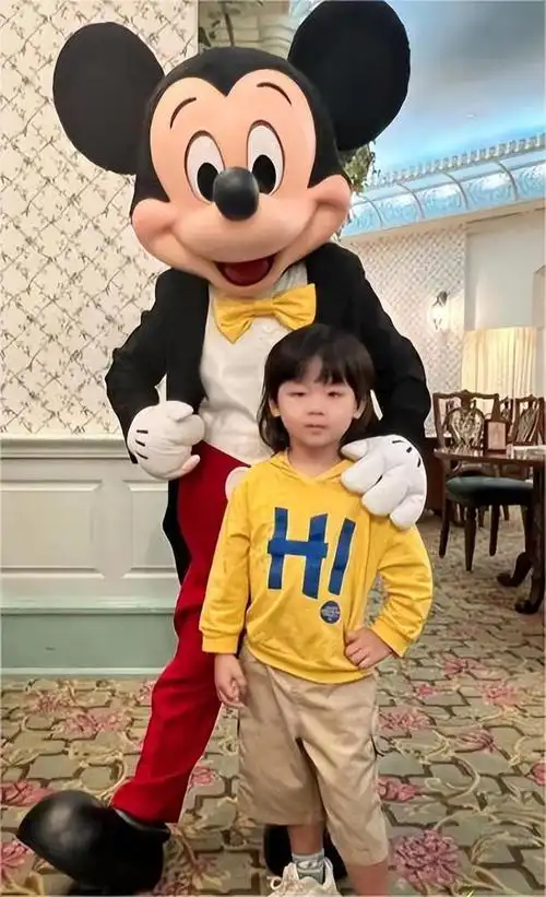 很多人以为蔡少芬只有两个女儿,没想到蔡少芬居然有个儿子,其实蔡少芬