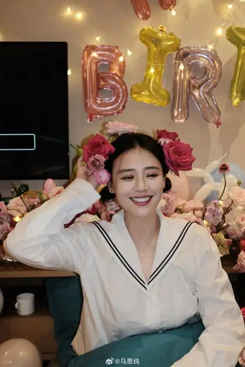 36岁马思纯近照曝光,扎双麻花辫穿超短裙,瘦身成功后越来越少女