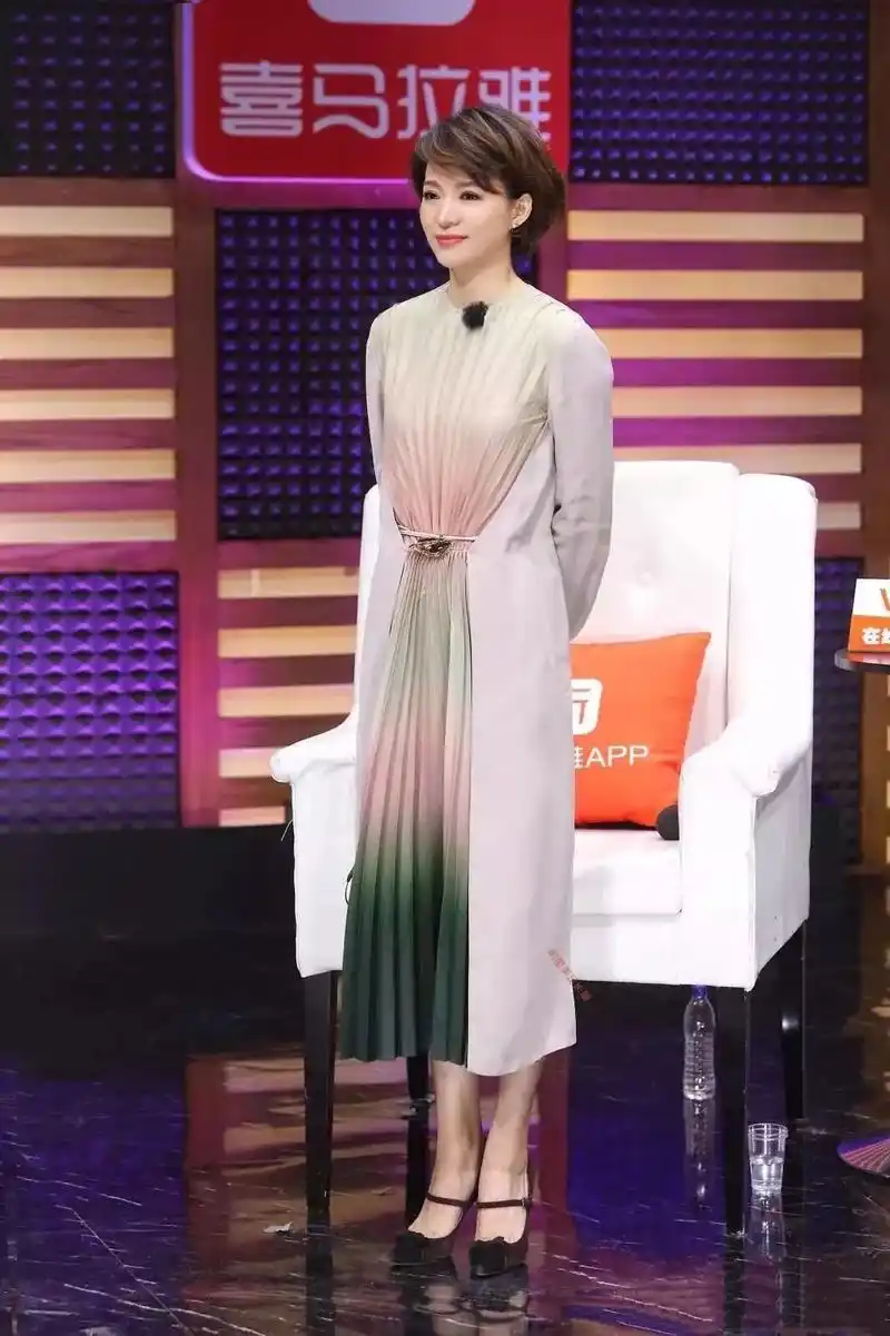 董卿素颜苍老,但真实不做作,分得清台前幕后!