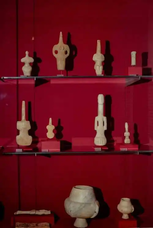 看早期希腊雕塑的形态,大都会博物馆展基克拉迪艺术