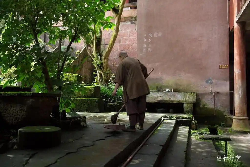 她在古寺中扫地30年无人问,却因制茶圈粉无数