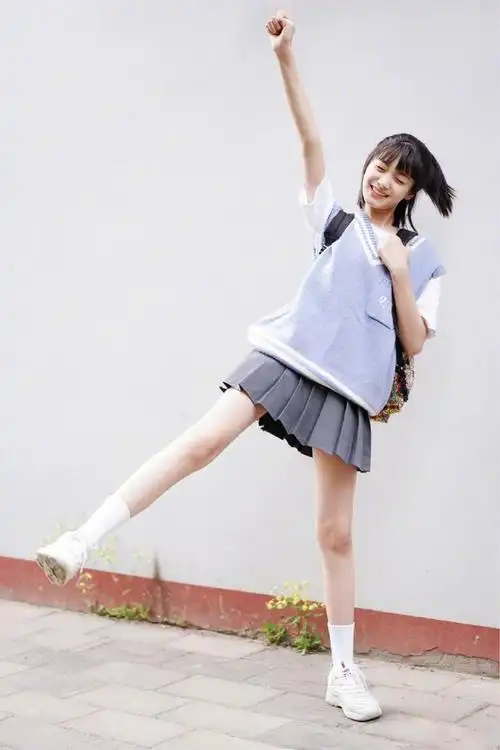 12岁小姑娘也如此时尚polo衫配半身裙可爱又文艺不愧是童星