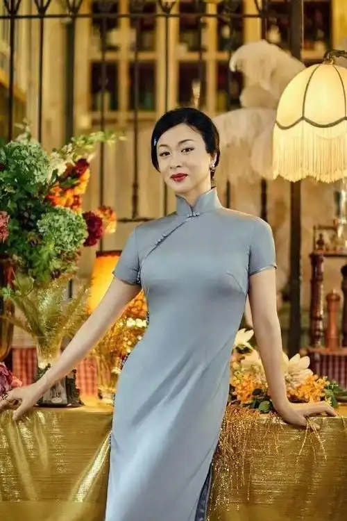 金星携夫国外赴宴,老公半秃身板却挺拔,她穿旗袍走出了女王架势