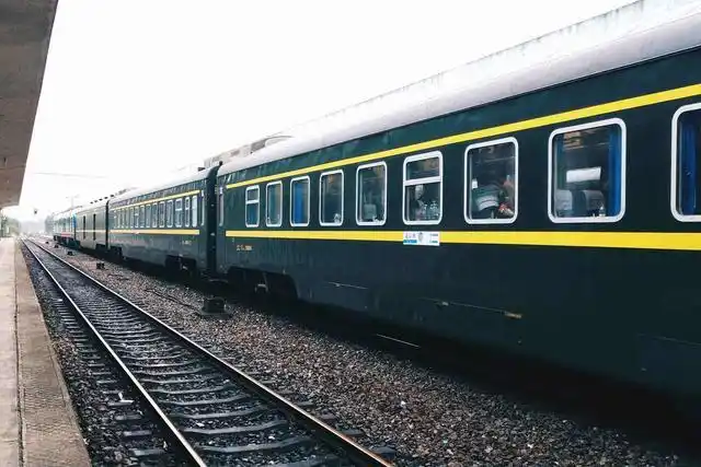 豪华火车卧铺旅行(重新定义火车的豪华专列)(1)