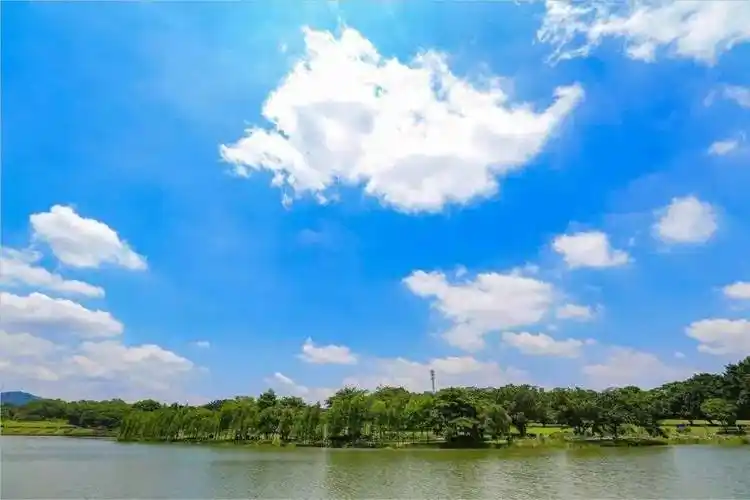 今天东莞蓝天白云晴空万里周末暴风雨