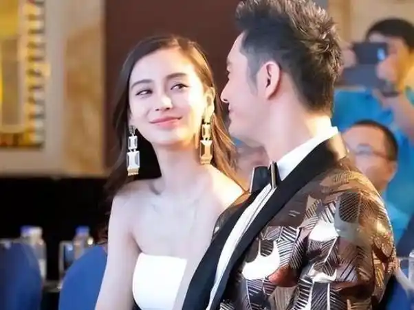 黄晓明杨颖带娃一起游迪士尼!全程盯孩子没聊天,结束后各自离开