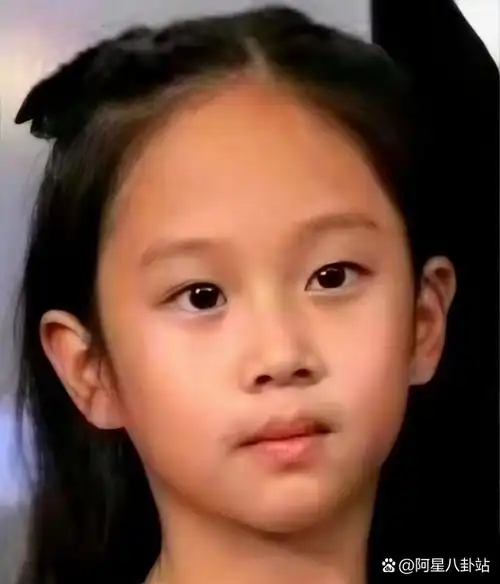 演员孙俪的女儿小花,她的名字叫邓涵一,小名是小花,她出生于二零一四