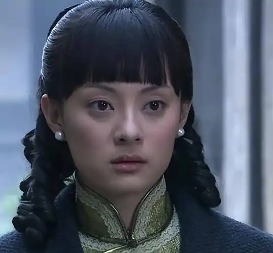 同样演"冯程程",把赵雅芝和孙俪放在一起对比,差距就出来了_上海滩