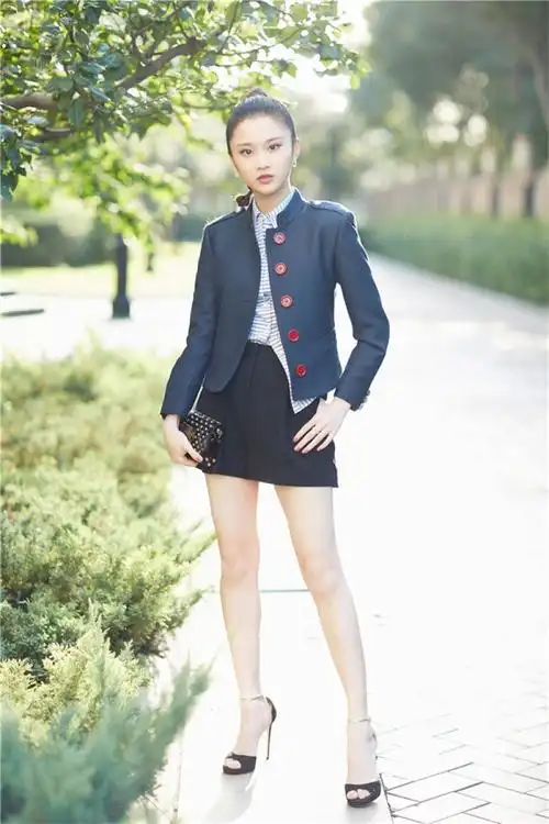 活动中,张慧雯以一身红扣深蓝色西装搭配深色短裤抢镜,干净清爽的造型