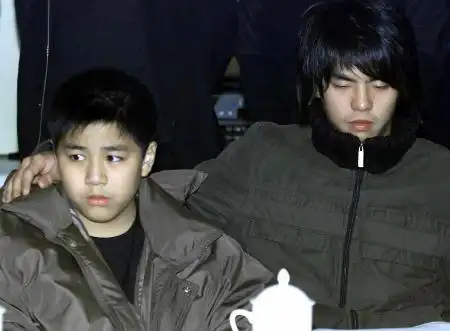 柯受良的两个儿子出席在上海召开的新闻发布会