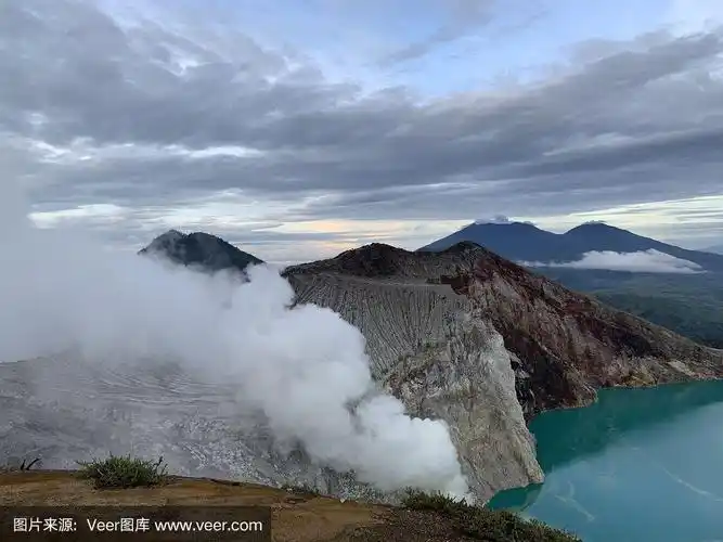 伊真火山在释放硫磺气体期间火山口的景象