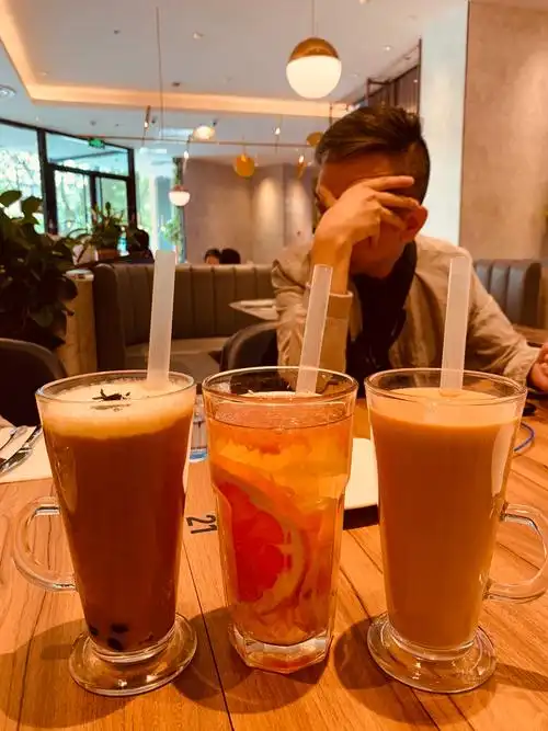 看看爸爸的表情:我们四个人,三杯饮料(爸爸被无情的忽略了)