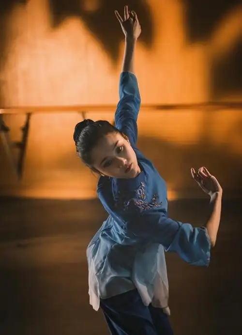 其实从张慧雯的跳舞视频中就很明显能看出她身材苗条,舞蹈功底也是