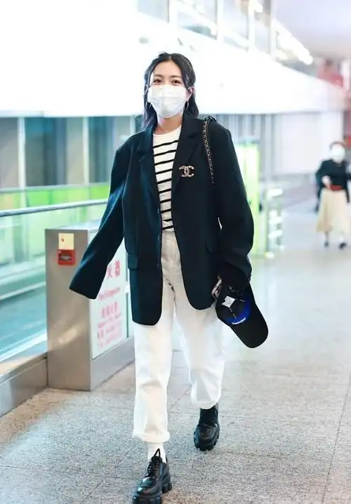 包文婧的身材原来这么好t恤配西装也盖不住身形女团气质挺浓