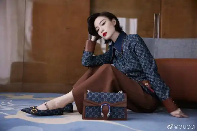 gucci 星光#品牌代言人@倪妮v演绎全新gg丹宁系列,以双g提花牛仔夹克